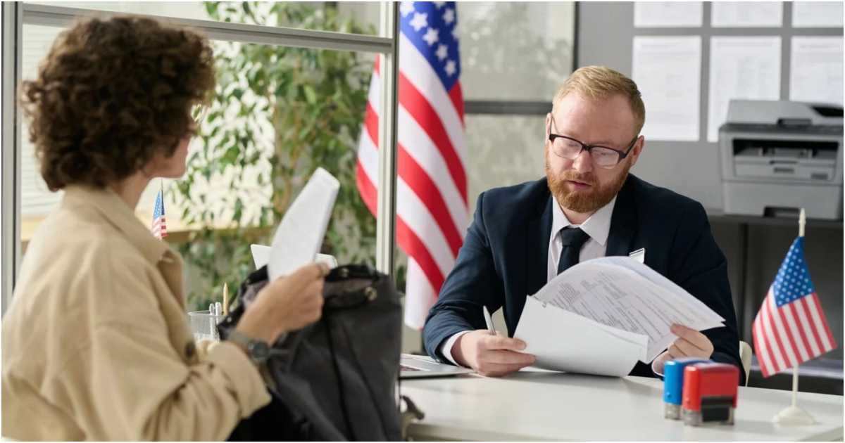 অ্যামেরিকায় নাগরিকত্বের সাক্ষাৎকারের কল্পিত দৃশ্য। ছবি: বাউন্ডলেস